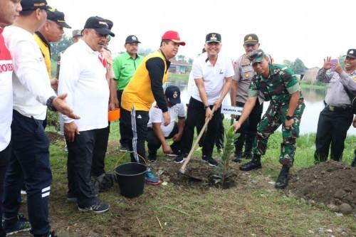 Peringati WCD, Wali Kota Bersama Masyarakat, TNI/Polri Bersihkan Danau Siombak